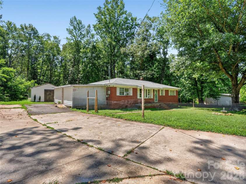 604 Belue Mill Road, Landrum, SC 29356.  MLS# CAR4408809, YatesRealty ID 40209. 