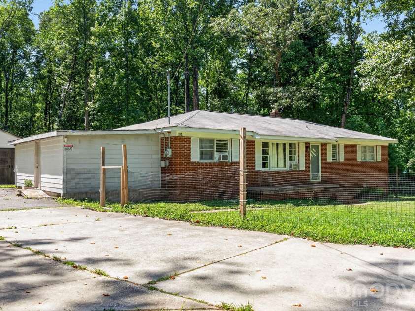 604 Belue Mill Road, Landrum, SC 29356.  MLS# CAR4408809, YatesRealty ID 40209. 