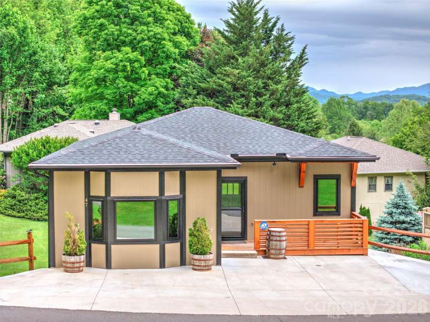 47 Winghaven Heights, Waynesville, NC 28786.  MLS# CAR4337706, YatesRealty ID 4021. 