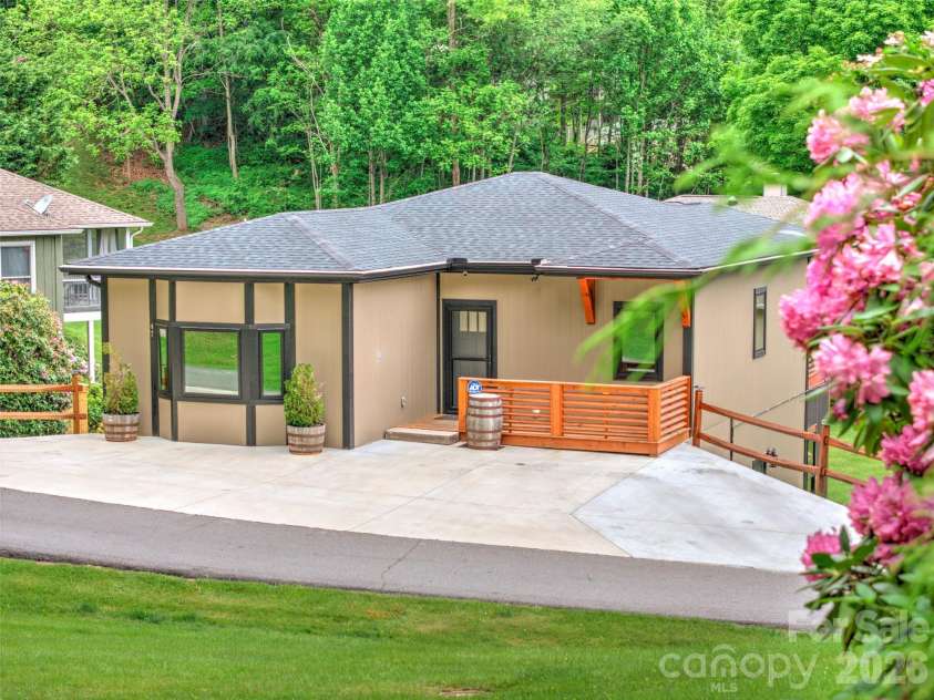 47 Winghaven Heights, Waynesville, NC 28786.  MLS# CAR4398121, YatesRealty ID 4021. 