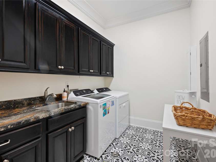 1632 Lookout Circle, Waxhaw, NC 28173.  MLS# CAR4401295, YatesRealty ID 40214. Laundry