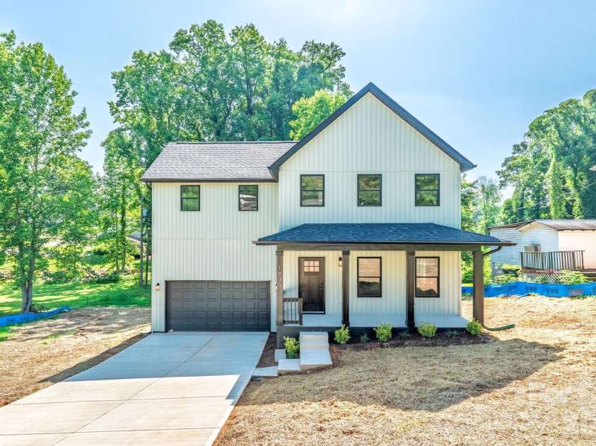 1830 31st Street, Hickory, NC 28601.  MLS# CAR4397975, YatesRealty ID 40216. 