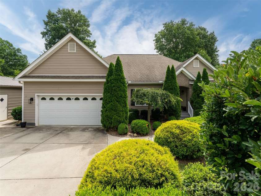 125 Craggy Street, Black Mountain, NC 28711.  MLS# CAR4407539, YatesRealty ID 40218. 