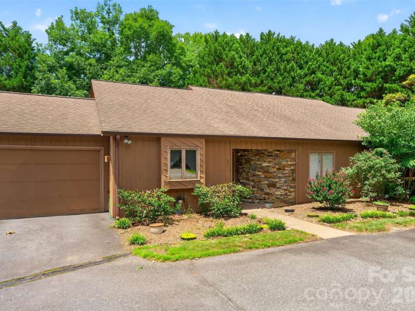 1736 12th Street, Hickory, NC 28601.  MLS# CAR4407683, YatesRealty ID 40222. 
