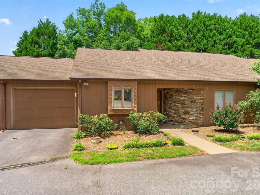 1736 12th Street, Hickory, NC 28601.  MLS# CAR4407683, YatesRealty ID 40222. 