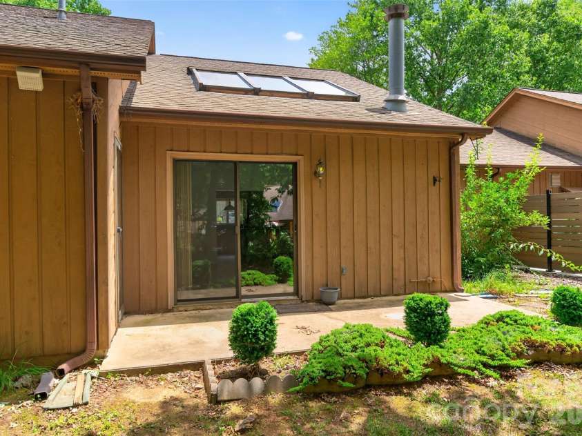 1736 12th Street, Hickory, NC 28601.  MLS# CAR4407683, YatesRealty ID 40222. 