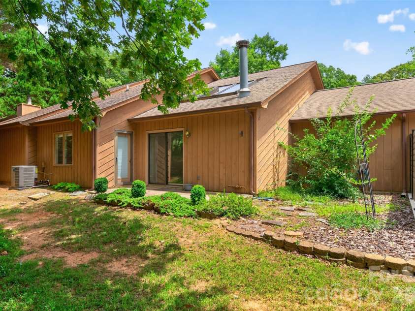 1736 12th Street, Hickory, NC 28601.  MLS# CAR4407683, YatesRealty ID 40222. 
