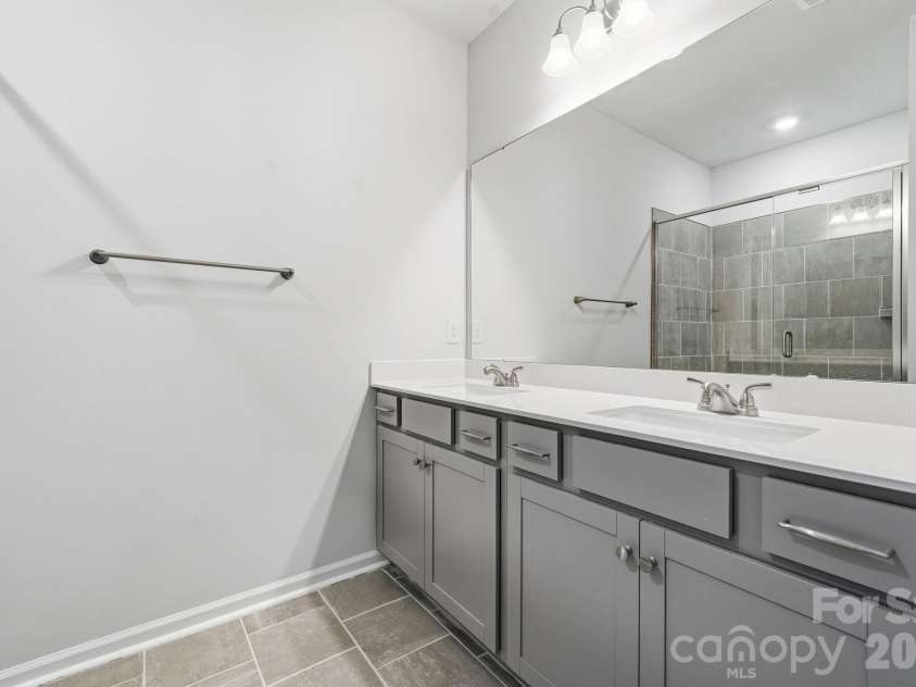 5114 Orchardview Way, Charlotte, NC 28216.  MLS# CAR4406338, YatesRealty ID 40233. Primary bath