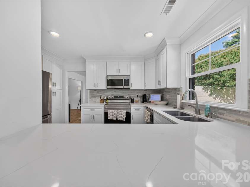 10412 Sardis Oaks Road, Charlotte, NC 28270.  MLS# CAR4406836, YatesRealty ID 40234. Kitchen