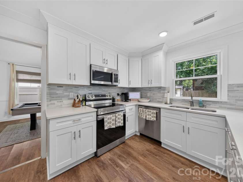 10412 Sardis Oaks Road, Charlotte, NC 28270.  MLS# CAR4406836, YatesRealty ID 40234. Kitchen