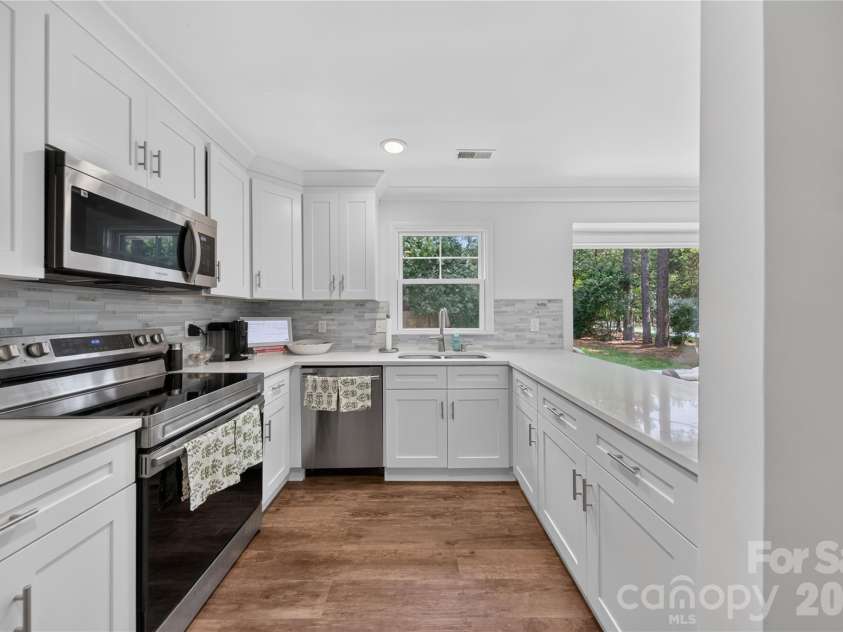 10412 Sardis Oaks Road, Charlotte, NC 28270.  MLS# CAR4406836, YatesRealty ID 40234. Kitchen
