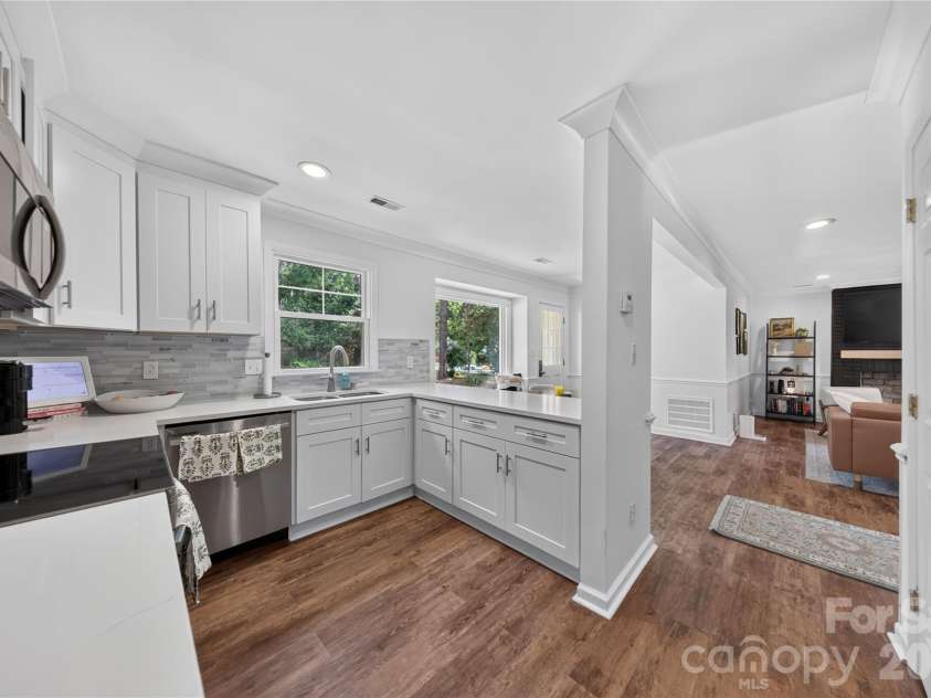 10412 Sardis Oaks Road, Charlotte, NC 28270.  MLS# CAR4406836, YatesRealty ID 40234. Kitchen