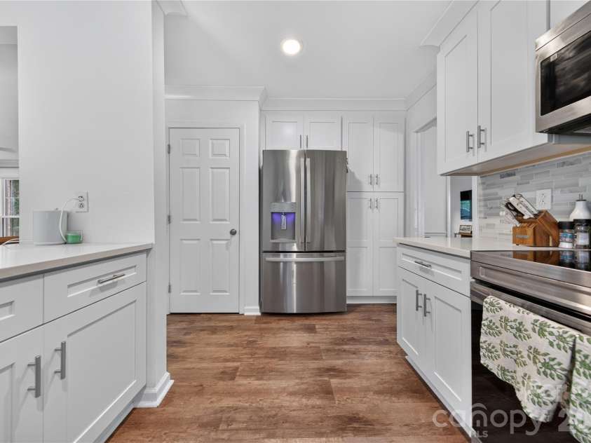 10412 Sardis Oaks Road, Charlotte, NC 28270.  MLS# CAR4406836, YatesRealty ID 40234. Kitchen
