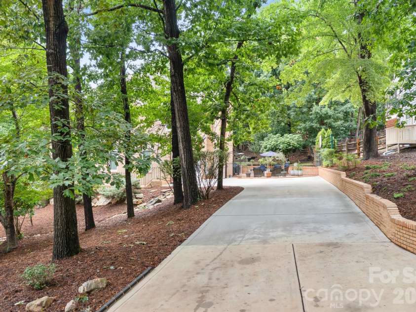 7048 Mariners Court, Tega Cay, SC 29708.  MLS# CAR4408357, YatesRealty ID 40235. Large flat paved driveway