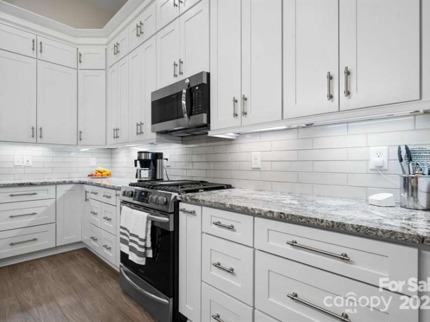 4210 Holly Circle, Conover, NC 28613.  MLS# CAR4275734, YatesRealty ID 4024. Look at these beautiful cabinets. Amazing gas range