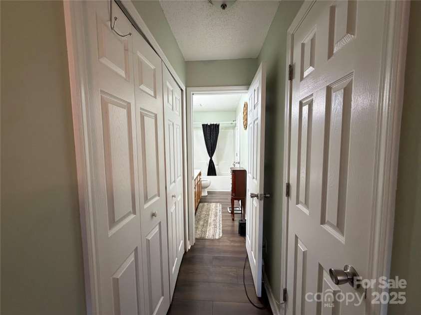 5375 Kimmerly Woods Drive, Charlotte, NC 28215.  MLS# CAR4305841, YatesRealty ID 40241. Primary Hallway to Bath