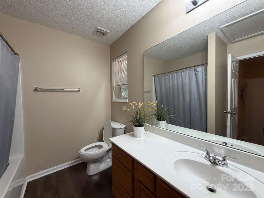5375 Kimmerly Woods Drive, Charlotte, NC 28215.  MLS# CAR4305841, YatesRealty ID 40241. Upstairs Bath