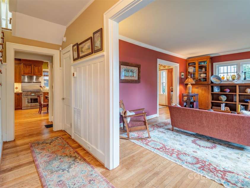 1 Evergreen Lane, Asheville, NC 28801.  MLS# CAR4302888, YatesRealty ID 40242. 