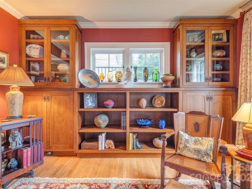 1 Evergreen Lane, Asheville, NC 28801.  MLS# CAR4302888, YatesRealty ID 40242. Custom Oak Cabinetry