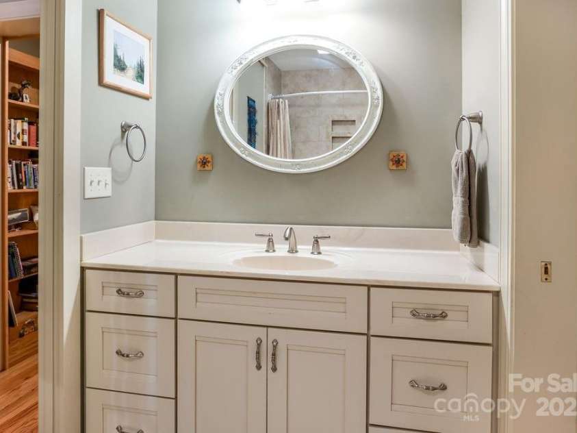 301 Gateway Drive, Hendersonville, NC 28739.  MLS# CAR4294263, YatesRealty ID 40247. Another full bathroom upstairs that opens to the second guest bedroom or the loft. 