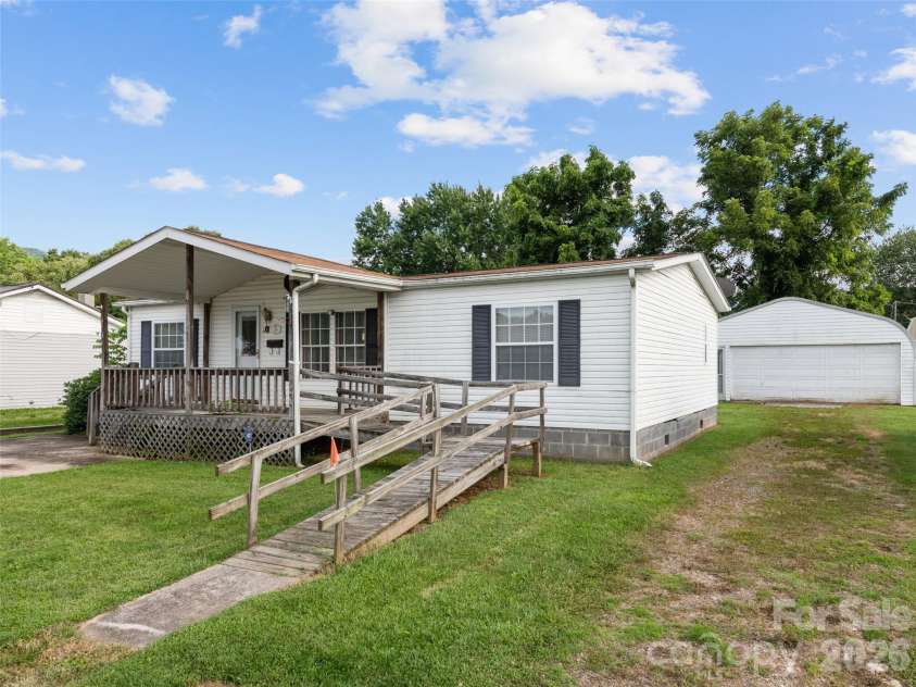 39 Spruce Street, Waynesville, NC 28786.  MLS# CAR4407545, YatesRealty ID 40250. 