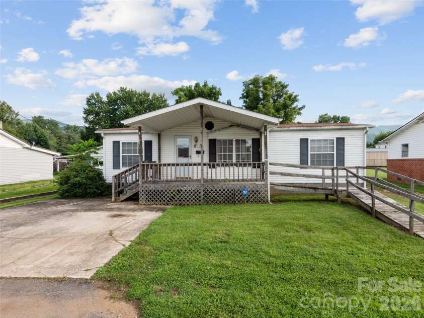 39 Spruce Street, Waynesville, NC 28786.  MLS# CAR4407545, YatesRealty ID 40250. 