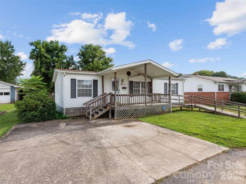 39 Spruce Street, Waynesville, NC 28786.  MLS# CAR4407545, YatesRealty ID 40250. 