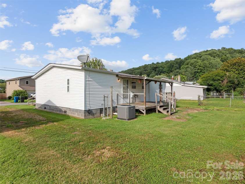 39 Spruce Street, Waynesville, NC 28786.  MLS# CAR4407545, YatesRealty ID 40250. 