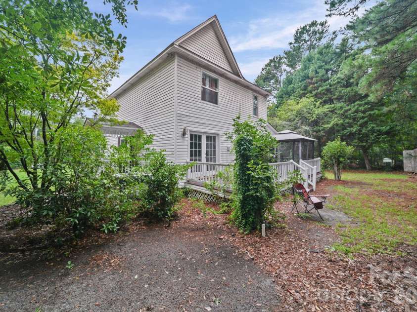 261 Lakeside Drive, Hartsville, SC 29550.  MLS# CAR4405269, YatesRealty ID 40254. 