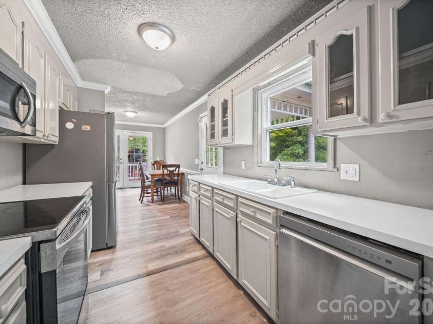 261 Lakeside Drive, Hartsville, SC 29550.  MLS# CAR4405269, YatesRealty ID 40254. 
