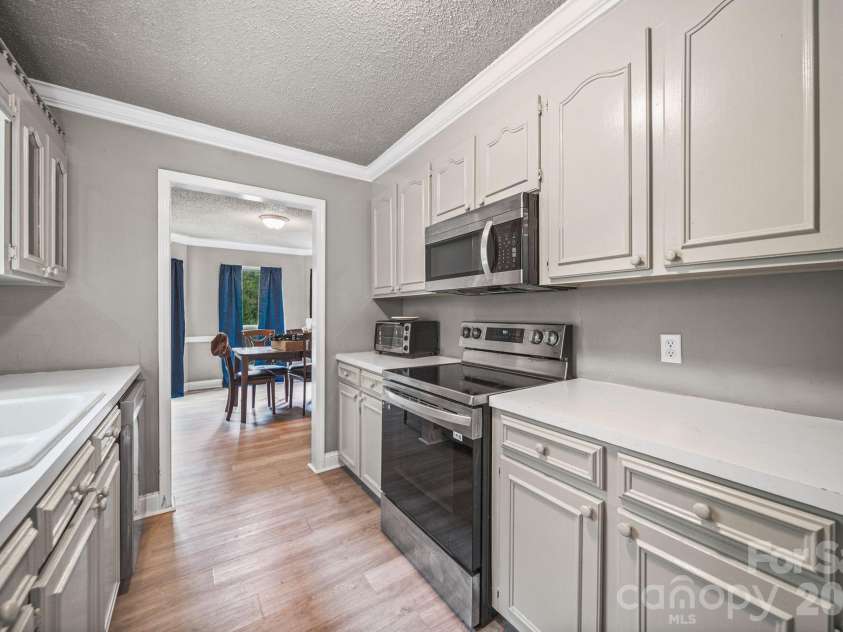 261 Lakeside Drive, Hartsville, SC 29550.  MLS# CAR4405269, YatesRealty ID 40254. 