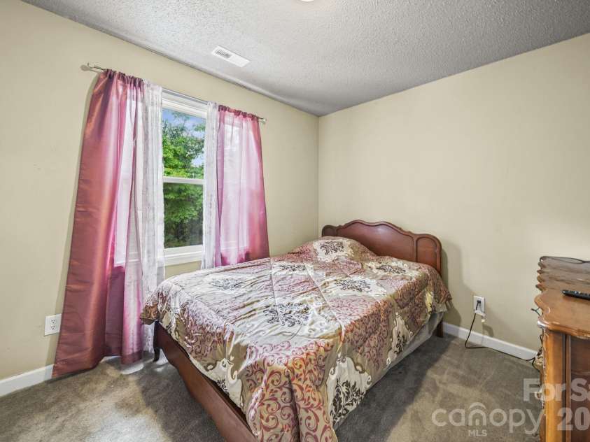261 Lakeside Drive, Hartsville, SC 29550.  MLS# CAR4405269, YatesRealty ID 40254. 