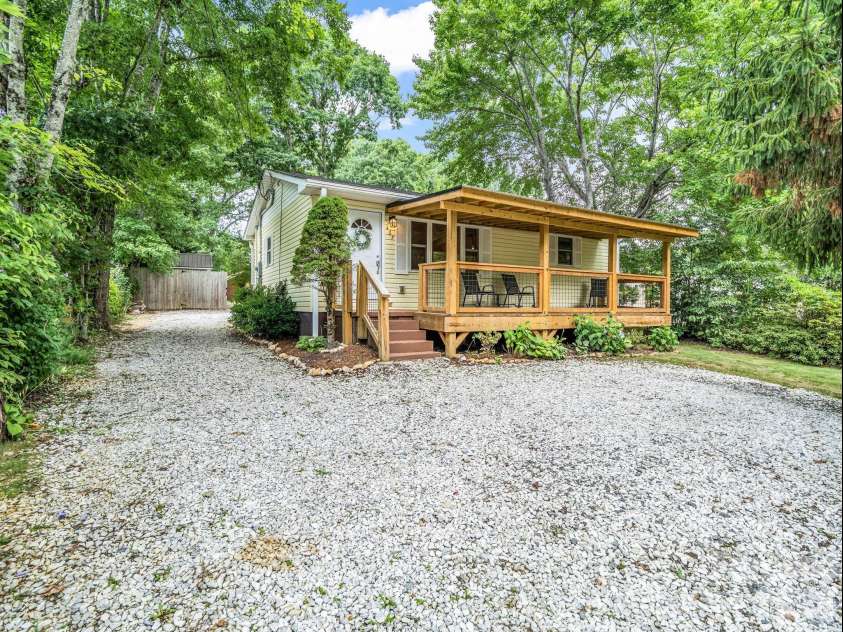 407 Hiawassee Avenue, Black Mountain, NC 28711.  MLS# CAR4406378, YatesRealty ID 40256. 