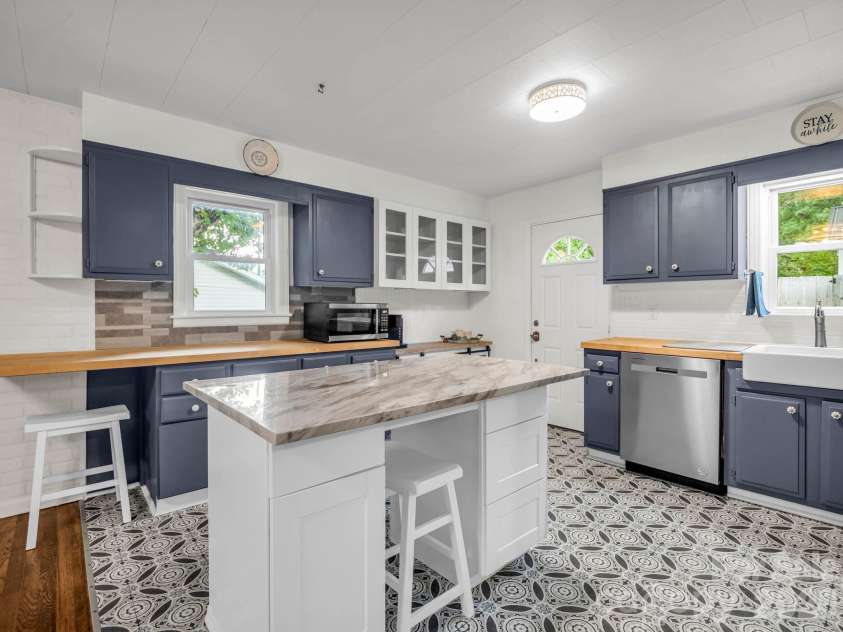 407 Hiawassee Avenue, Black Mountain, NC 28711.  MLS# CAR4406378, YatesRealty ID 40256. 