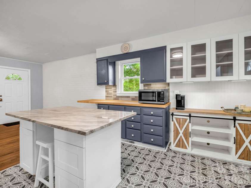 407 Hiawassee Avenue, Black Mountain, NC 28711.  MLS# CAR4406378, YatesRealty ID 40256. 