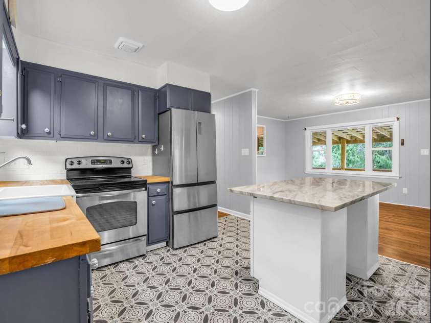 407 Hiawassee Avenue, Black Mountain, NC 28711.  MLS# CAR4406378, YatesRealty ID 40256. 