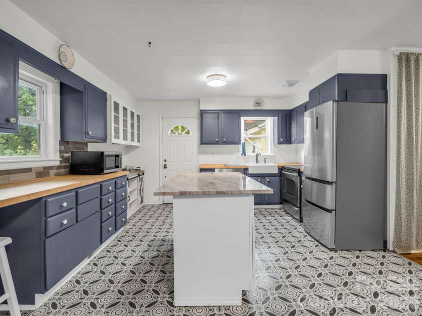 407 Hiawassee Avenue, Black Mountain, NC 28711.  MLS# CAR4406378, YatesRealty ID 40256. 