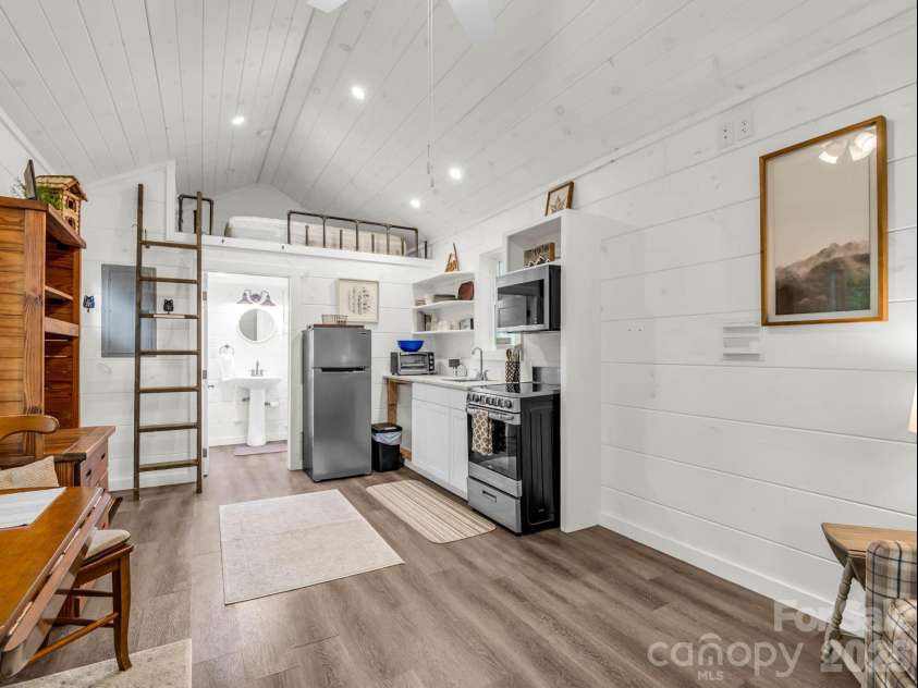 407 Hiawassee Avenue, Black Mountain, NC 28711.  MLS# CAR4406378, YatesRealty ID 40256. 