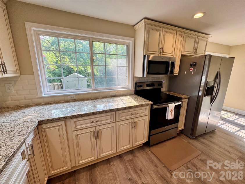 205 Tournament Drive, Concord, NC 28025.  MLS# CAR4407976, YatesRealty ID 40257. Kitchen