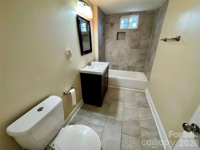 205 Tournament Drive, Concord, NC 28025.  MLS# CAR4407976, YatesRealty ID 40257. Upstairs hall bathroom