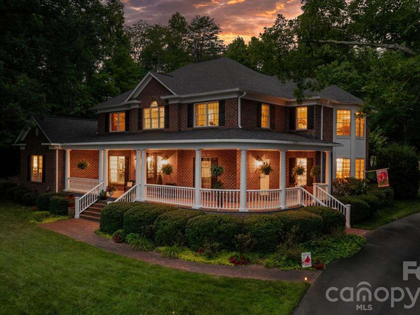 3740 Pinecrest Drive, Hickory, NC 28601.  MLS# CAR4405793, YatesRealty ID 40259. 