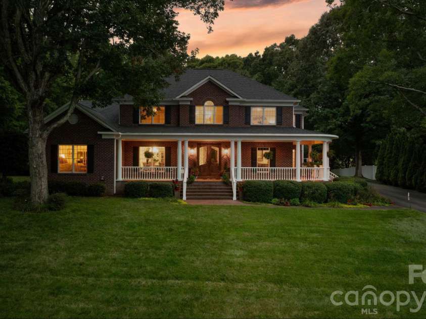 3740 Pinecrest Drive, Hickory, NC 28601.  MLS# CAR4405793, YatesRealty ID 40259. 