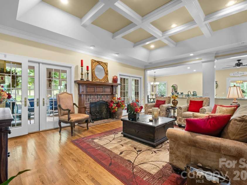 3740 Pinecrest Drive, Hickory, NC 28601.  MLS# CAR4405793, YatesRealty ID 40259. 