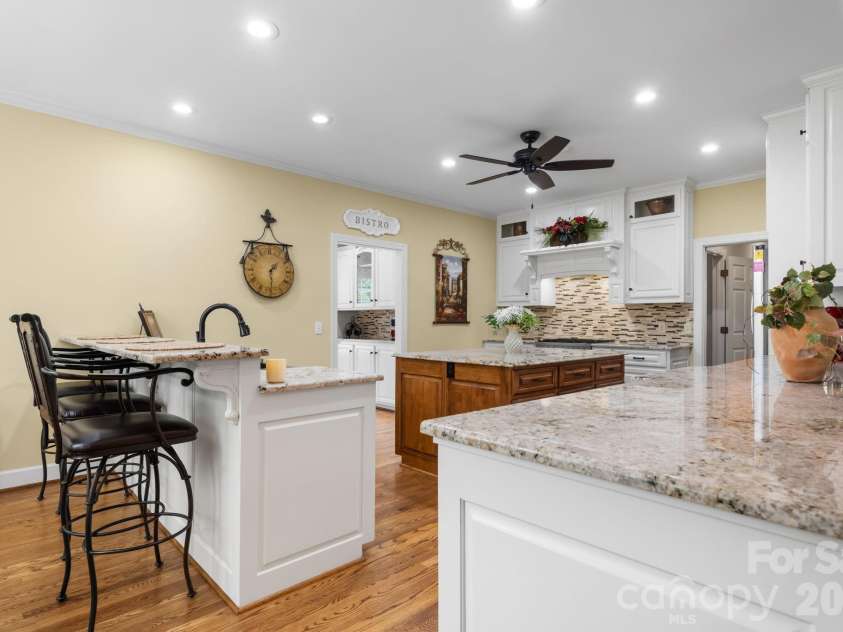 3740 Pinecrest Drive, Hickory, NC 28601.  MLS# CAR4405793, YatesRealty ID 40259. 