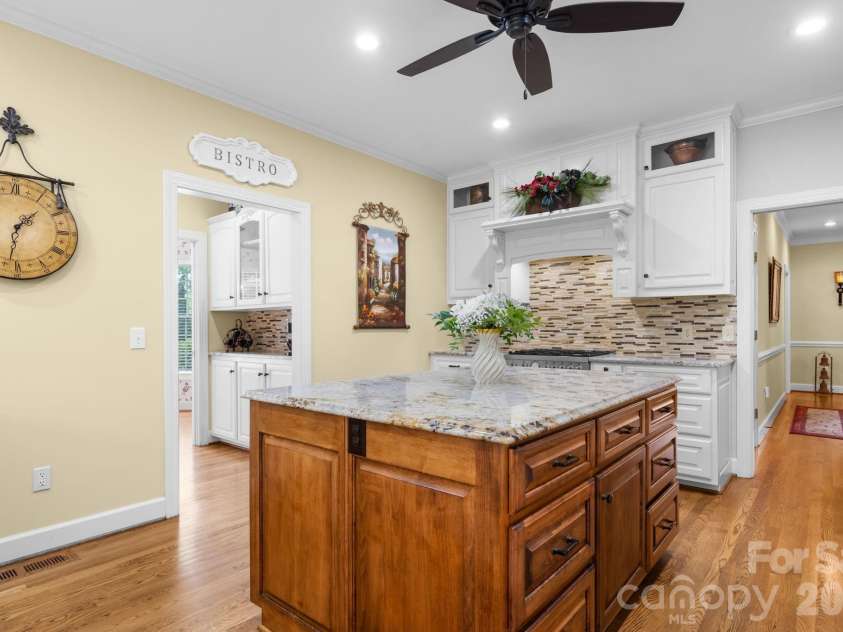 3740 Pinecrest Drive, Hickory, NC 28601.  MLS# CAR4405793, YatesRealty ID 40259. 
