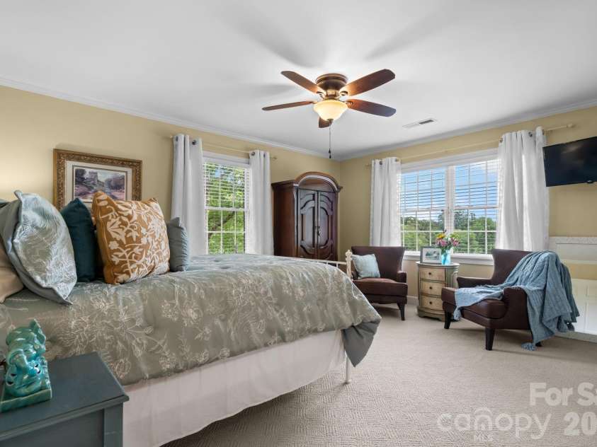 3740 Pinecrest Drive, Hickory, NC 28601.  MLS# CAR4405793, YatesRealty ID 40259. 