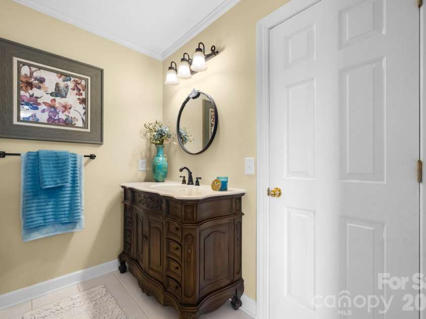 3740 Pinecrest Drive, Hickory, NC 28601.  MLS# CAR4405793, YatesRealty ID 40259. 