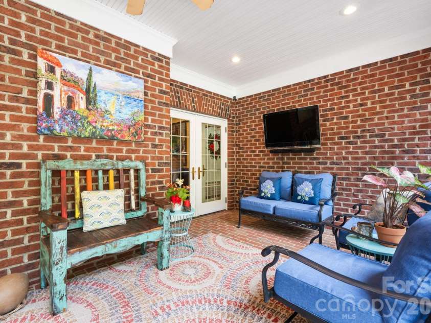 3740 Pinecrest Drive, Hickory, NC 28601.  MLS# CAR4405793, YatesRealty ID 40259. 