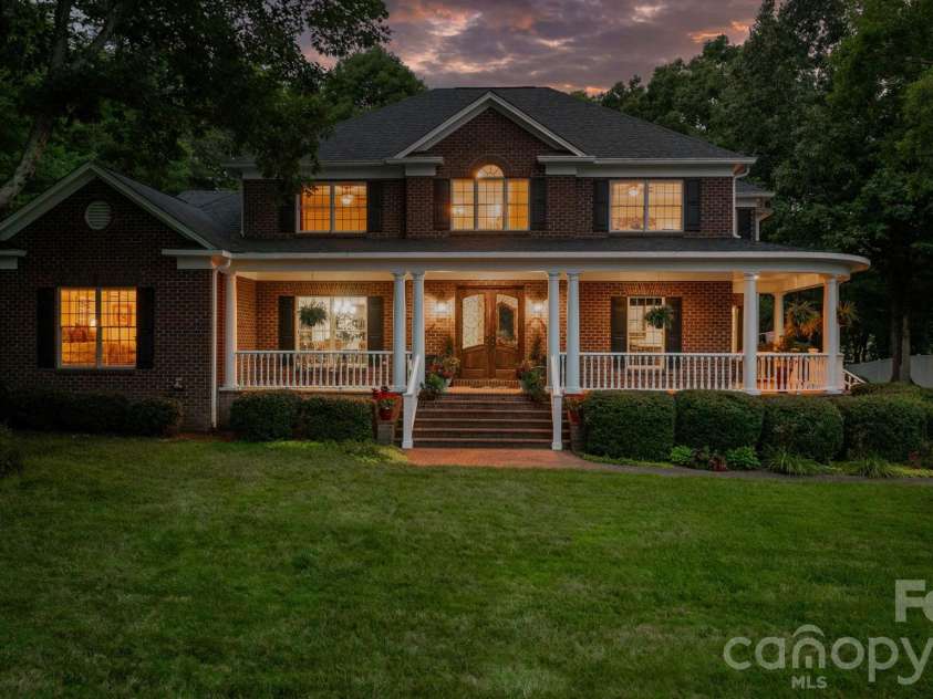 3740 Pinecrest Drive, Hickory, NC 28601.  MLS# CAR4405793, YatesRealty ID 40259. 