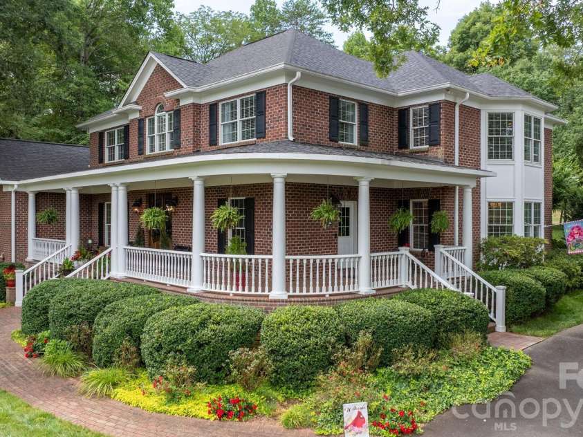 3740 Pinecrest Drive, Hickory, NC 28601.  MLS# CAR4405793, YatesRealty ID 40259. 